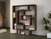 Bibliothèque ÉLÉGANLIVRES en bois foncé dans un salon moderne avec objets décoratifs.